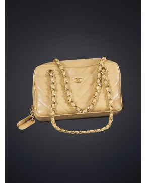 941-CHANEL BOLSO EN COLOR BEIGE CON ASAS EN CADENETA.