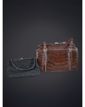 947-LOTE DE DOS BOLSOS: uno en piel marrón y otro de fiesta negro.