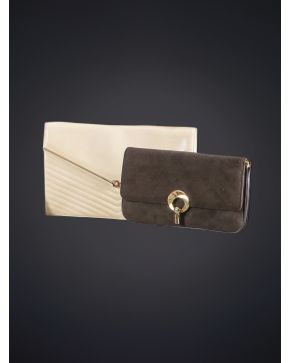 949-LOTE DE DOS BOLSOS; CARTERA EN PIEL BEIGE FIRMADA LOEWE. AÑOS 70 Y CARTERA EN ANTE MARRÓN.