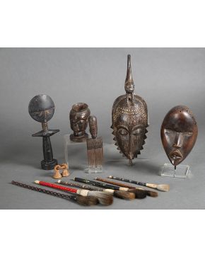 1365-Lote africano formado por dos máscaras en madera tallada. 