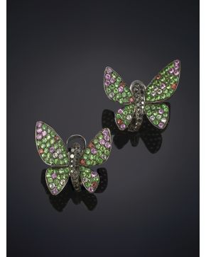 100-BELLOS PENDIENTES CON FORMA DE MARIPOSA CON ZAFIROS DE COLORES DE 2.02CT Y BRILLANTES DE 0.33CT APROX sobre una montura de oro blanco de 18K.