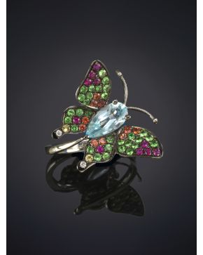 101-ELEGANTE SORTIJA CON FORMA DE MARIPOSA CON AGUAMARINA Y PIEDRAS DE COLORES DE 1.72CT Y DIAMANTES DE 0.02CT sobre una montura de oro blanco de 18K.