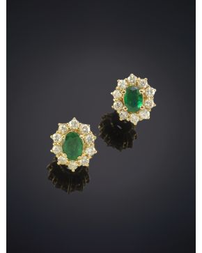 105-ELEGANTES PENDIENTES DE ESMERALDAS ORLADAS POR BRILLANTES sobre una montura de oro amarillo de 18K.