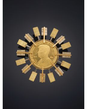 108-BROCHE MONEDA ESTADOUNIDENSE DEL PRESIDENTE KENNEDY en oro amarillo de 18K.