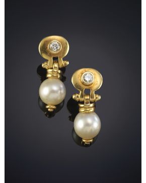 117-PENDIENTES EN ORO AMARILLO DE 18K CON PERLA JAPONESA COLGANTE DECORADO POR UN BRILLANTE EN LA PARTE SUPERIOR.