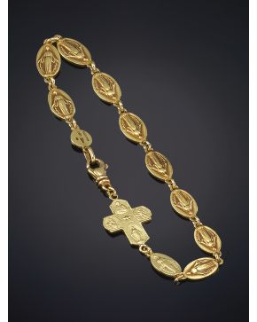 120-PULSERA CON MEDALLAS DE LA VIRGEN DE LA MILAGROSA Y CRUZ en oro amarillo de 18K. Firmado Yanes.