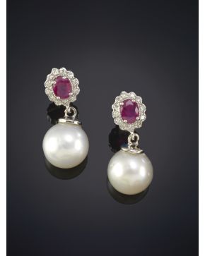 124-PENDIENTES DE RUBIES ORLADOS DE BRILLANTES REMATADOS POR PERLA AUSTRALIANA. Montura de oro blanco 18k.