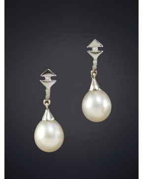 129-ELEGANTES PENDIENTES CON PERLAS CULTIVADAS SOBRE UNA ESTRUCTURA CON BRILLANTES sobre una montura de oro blanco de 18K.