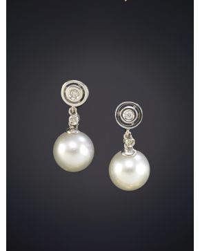 137-BELLOS PENDIENTES DE PERLAS AUSTRALIANAS QUE PENDEN DE UNOS CHATONES DE BRILLANTES sobre una montura de oro blanco de 18K.