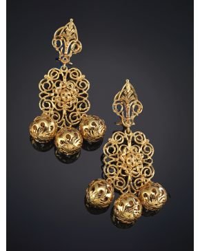 145-PENDIENTES LARGOS ESTILO ANTIGUO EN FILIGRANA CON TRÍOS DE ESFERAS CALADAS QUE PENDEN DE una montura en oro amarillo de 18k.