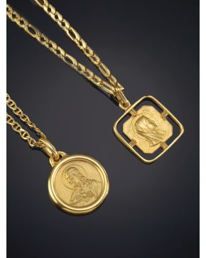 149-CONJUNTO DE DOS CADENAS CON SUS MEDALLAS. UNA EL ESCAPULARIO Y OTRA CON LA VIRGEN GRABADA en oro amarillo de 18K.