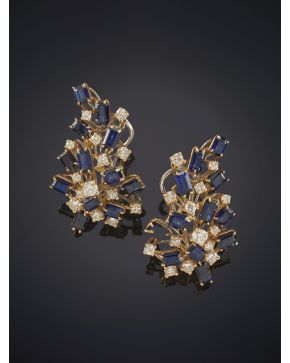 154-BELLOS PENDIENTES DE ZAFIROS DE 6.1CT Y DIAMANTES TALLA BAGUETTE Y BRILLANTES DE 1.47CT sobre una montura de oro blanco y amarillo de 18K.