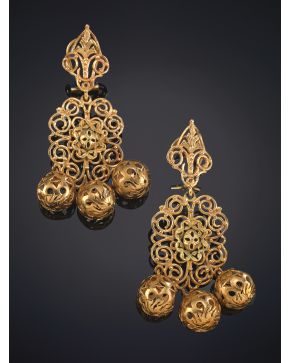 156-PENDIENTES LARGOS ESTILO ANTIGUOS DE FILIGRANA REMATADOS POR TRÍOS DE DE ESFERAS CALADAS. Montura en oro amarillo de 18k.