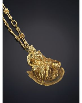 158-SAN MATEO DE JUAN DE AVALOS  ESCULTURA LABRADA EN ORO AMARILLO CON CADENA Y PULSERA DE NUDOS en oro amarillo de 18K.Pieza firmada.