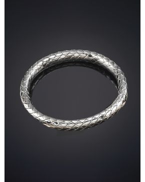 160-ELEGANTE PULSERA DE ORO BLANCO DE 18K BELLAMENTE CINCELADA A MODO DE ESPIGA.