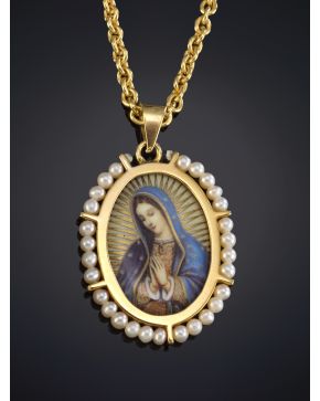 162-MEDALLA EN ESMALTE DE LA VIRGEN DE GUADALUPE ORLADA POR PERLITAS Y CON UNA CADENA LARGA en oro amarillo de 18K.