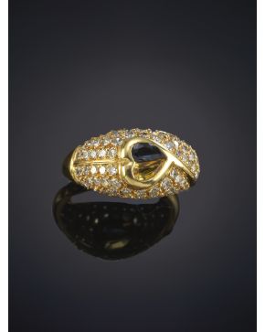 170-SORTIJA PARA EL DEDO MEÑIQUE DE PAVÉ DE BRILLANTES CON UN CORAZÓN CENTRAL DE ZAFIRO NEGRO Y AMARILLO. Montura en oro amarillo de18k.