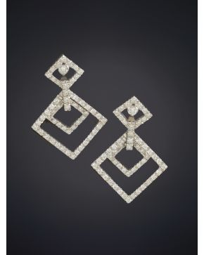 178-ELEGANTES PENDIENTES LARGOS CON UN DISEÑO GEOMÉTRICO CUAJADO DE BRILLANTES sobre una montura de oro blanco de 18K.