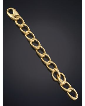 179-EXQUISITO BRAZALETE DE ESLABONES ANCHOS ENTRELAZADOS EN ORO MATEADO DE 18K. Pieza italiana punzonada.