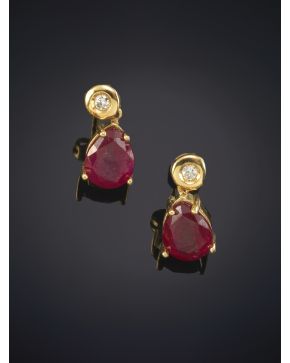 187-ELEGANTES PENDIENTES LARGOS CON CHATÓN DE BRILLANTES Y RUBIES. Montura de oro amarillo de 18k.