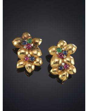 188-ELEGANTES PENDIENTES CON DISEÑO FLORAL DECORADOS CON CABUJONES DE ESMERALDAS. RUBÍES Y ZAFIROS DE CALIDAD EXTRA COMO CENTROS ORLADOS POR PÉTALOS. Mont