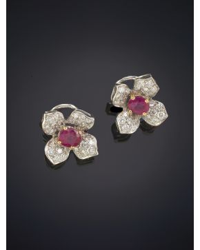 202-ELEGANTES PENDIENTES CON FORMA DE FLOR CON HOJAS DE BRILLANTES Y CENTROS DE RUBÍES. Montura en oro blanco de 18k. Firmado Yanes. Peso total aprox. de 