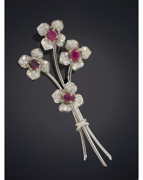 203-ELEGANTE BROCHE DE RAMO DE FLORES CON HOJAS DE BRILLANTES Y CENTRO DE RUBÍES. Tallos en oro blanco liso de 18k anudados. Firmado Yanes. Peso total apr