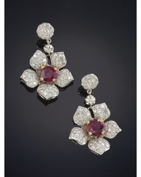 207-PENDIENTES LARGOS CON DISEÑO DE FLORES CON CINCO PÉTALOS DE BRILLANTES Y CENTROS DE RUBÍES. Montura en oro blanco de 18k. Peso total de los brillantes