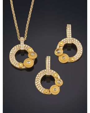 209-CARRERA Y CARRERA CONJUNTO DE PENDIENTES Y COLGANTE DE EXQUISITO DISEÑO DEL MUNDO GRIEGO. FINO PAVÉ DE BRILLANTES Y ORO AMARILLO MATEADO DE 18K. Pie