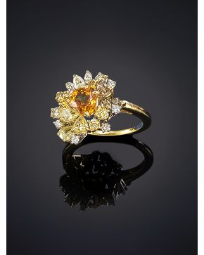 214-EXQUISITA SORTIJA CON UN ZAFIRO AMARILLO TALLA CORAZÓN RODEADO DE ZAFIROS DE COLORES DE 1.59CT Y BRILLANTES DE 1.75CT APROX sobre una montura en oro a