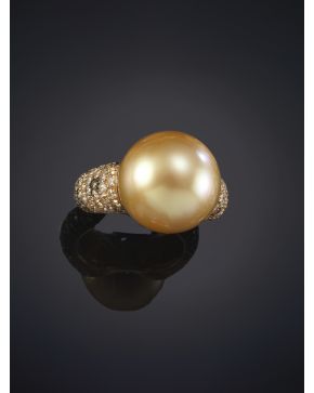 217-ELEGANTE SORTIJA CON PERLA AUSTRALIANA GOLDEN DE GRAN PERFECCIÓN DE 15 MM DE DIÁMETRO. EXQUISITA MONTURA DE PAVÉ DE BRILLANTES en oro rosa y pavonado 