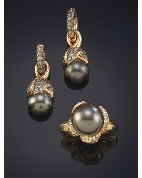 222-ELEGANTE CONJUNTO DE PERLAS AUSTRALIANAS DE TAHITÍ. CON CAPUCHONES DE DIAMANTES NEGROS Y BLANCOS. Montura en oro rosa y pavonado de 18K. 