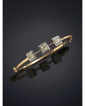 24-EXQUISITO BRAZALETE RÍGIDO CON TRES DIAMANTES TALLA ANTIGUA: EL CENTRAL DE 0.5CT Y 0.25CT APROXIMADAMENTE LOS LATERALES. sobre una montura en oro rosa