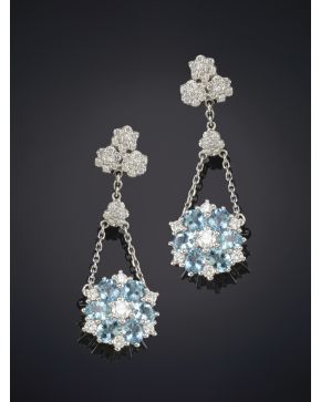 248-PENDIENTES LARGOS DE FLORES CON AGUAMARINAS SALPICADAS DE BRILLANTES QUE PENDEN DE ROSETÓN DE BRILLANTES sobre una montura de cadenetas de oro blanco 