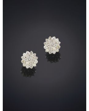 250-PENDIENTES ESTILO ROSETON DE BRILLANTE. Montura de oro blanco de 18K. Peso total de los brillantes 0.70ct. aprox.