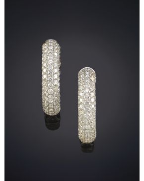 292-ELEGANTES PENDIENTES CRIOLLAS DE BRILLANTES CUAJADAS DE EXQUISITO PAVÉ. Montura en oro blanco de 18k. Peso total de los brillantes: 5ct.