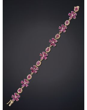 299-ELEGANTE PULSERA CON DISEÑO FLORAL CON RUBÍES Y BRILLANTES sobre una montura de oro rosa de 9K.