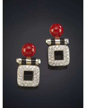 331-MODERNOS PENDIENTES DE BRILLANTES CON CORAL  Y DETALLE DE ESMALTE NEGROS. sobre una montura de oro blanco de 18k. Peso total de los brillantes:1.30ct.