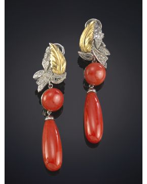 335-BELLOS PENDIENTES DE CORAL ROJO MEDITERRÁNEO CORONADOS POR HOJAS DE BRILLANTES sobre una montura de oro blanco y amarillo cincelado de 18k. Peso total