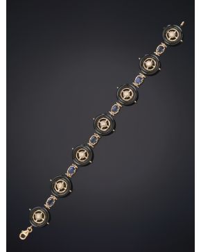 345-PULSERA DE ÓNIX Y BRILLANTES CON ZAFIROS sobre una montura de oro rosa de 9K.