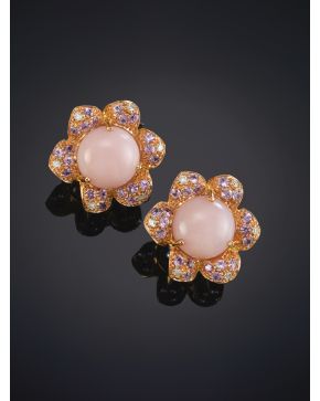 36-PENDIENTES DE FLORES DE CORAL PIEL DE ÁNGEL CON PÉTALOS DE ZAFIROS ROSAS Y BRILLANTES. Montura en oro rosa de 18K.