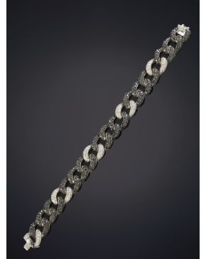 386-PULSERA DE ESLABÓN BARBADO DECORADA CON BRILLANTES NEGROS Y BLANCOS COMBINADOS sobre una montura de oro blanco de 18K.