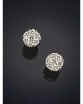 408-ELEGANTES PENDIENTES ROSETÓN CON SIETE BRILLANTES EN CADA UNO sobre una montura de oro blanco de 18K. Peso total de los brillantes: 1ct.