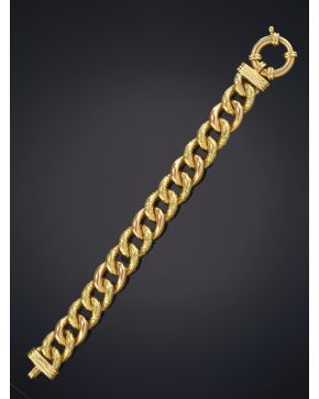 413-MODERNO BRAZALETE DE ESLABONES BARBADOS ENTRELAZADOS LISOS Y LABRADOS COMBINADOS en oro amarillo de 18K.