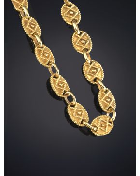 416-PULSERA DE PEQUEÑOS MEDALLONES CON RELIEVE GEOMÉTRICO en oro amarillo de 18K. Firmado Yanes.