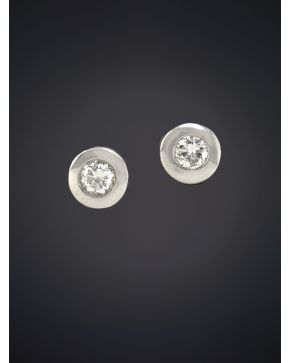 433-PENDIENTES DE BRILLANTES con un peso total de 0.60ct. aprox. Sobre una montura de oro blanco de 18k.