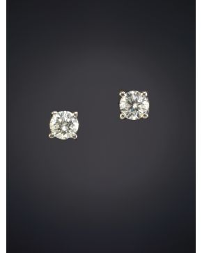 436-ELEGANTES PENDIENTES DE DIAMANTES DE 0.20CT APROX CADA UNO sobre una montura en garras en oro blanco de 18K.