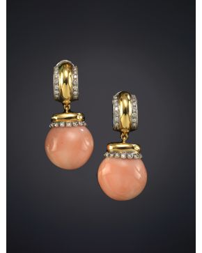 44-PENDIENTES LARGOS DE CORAL PIEL DE ÁNGEL CON CAPUCHONES DE LÍNEA DE BRILLANTES en montura de oro amarillo y oro blanco combinado de 18K.