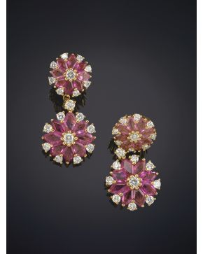 461-PENDIENTES LARGOS DOBLE ROSETÓN DE RUBELITAS TALLADAS SALPICADAS DE BRILLANTES. Montura en oro amarillo de 18K. Firmado Yanes. 