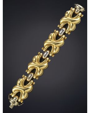 466-MODERNO BRAZALETE DE GRANDES ESLABONES DISEÑO DE GALLONES. Montura en oro amarillo y blanco de 18k liso  con remates de cabujones de zafiros.